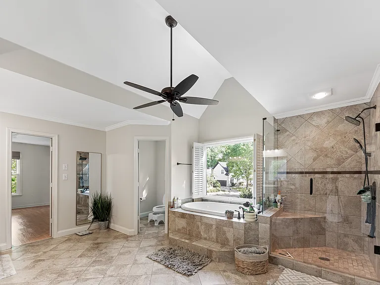 4th Bathroom (Master) - Pic 1