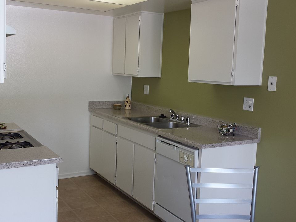 Kitchen+ fullsize gas stove & dishwasher resurfaced counter