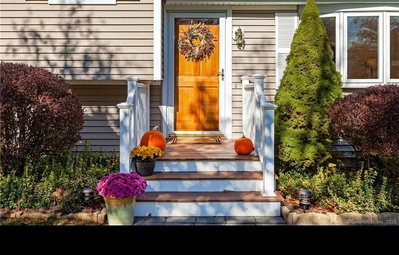 33 Peters Ln — Photo 2