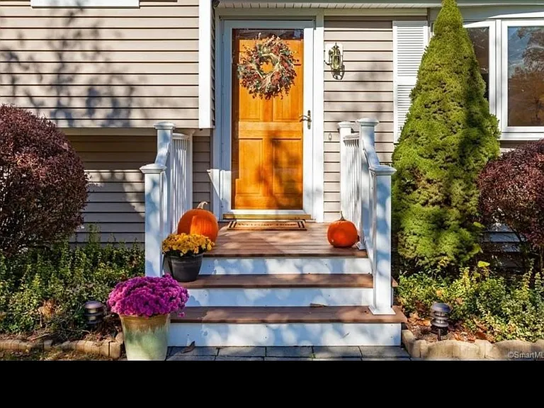 33 Peters Ln — Photo 2