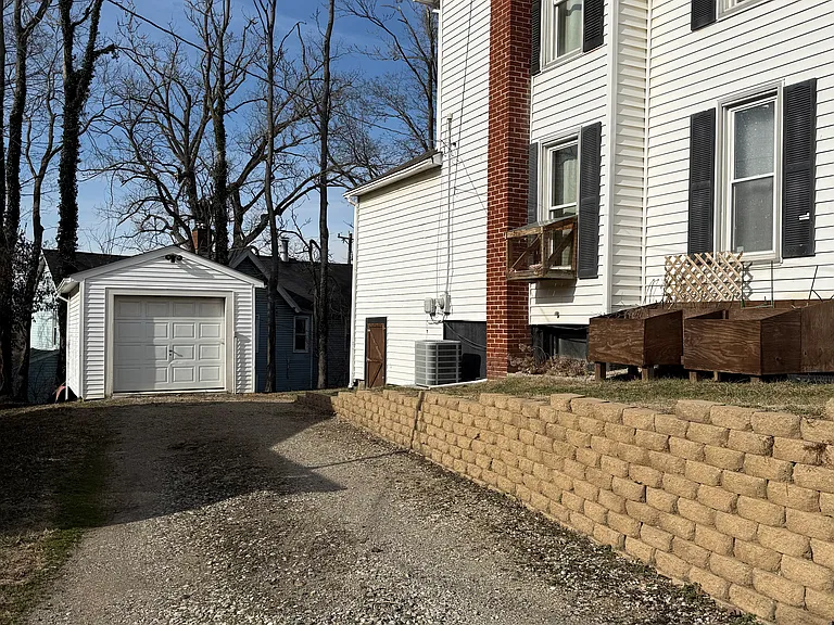 205 Locust St — Photo 2