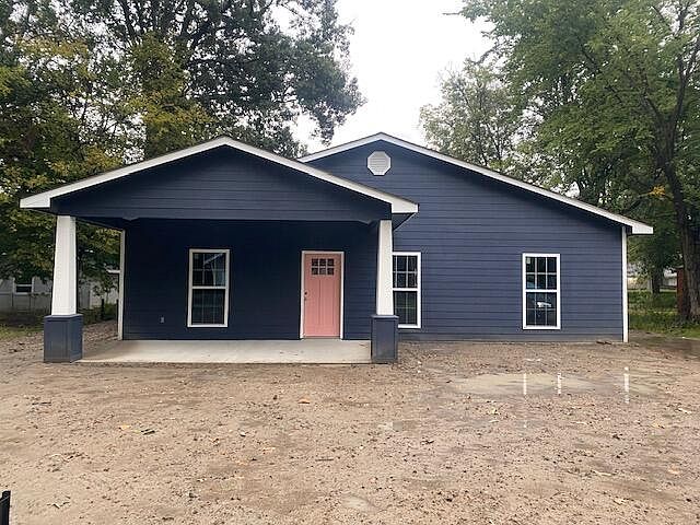 1st image of 204 S Victoria Ave