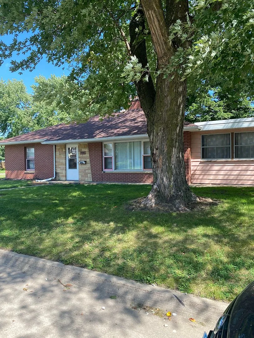 2 Bedroom, 1 Bath Single Family Home with Single Stall Garage 920 Ashland Waterloo, IA — Photo 2