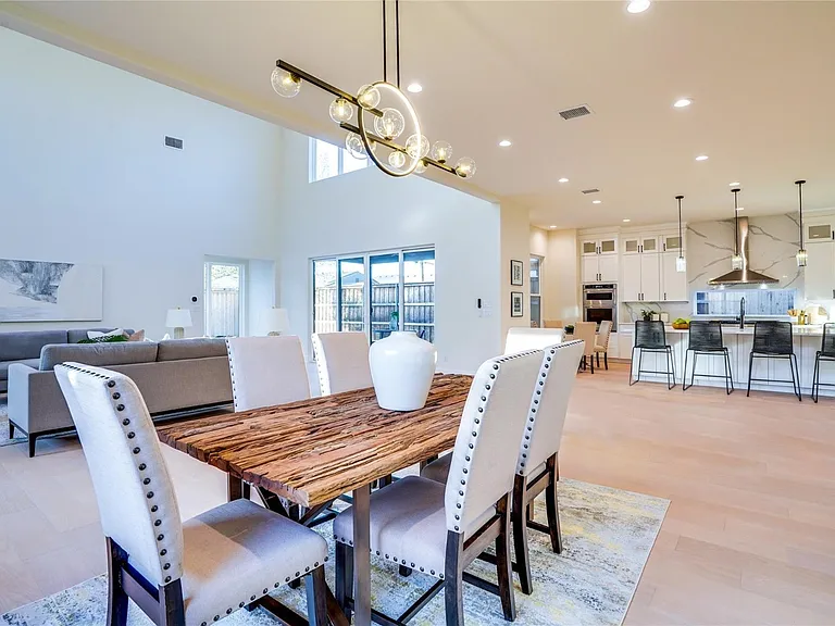 3611 S Versailles Ave — Photo 9