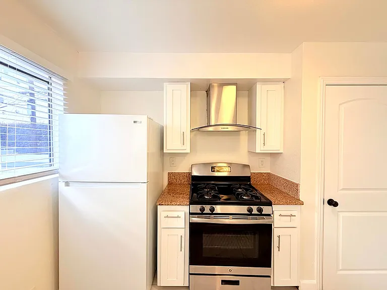 432 N Kingsley Dr. — Photo 7