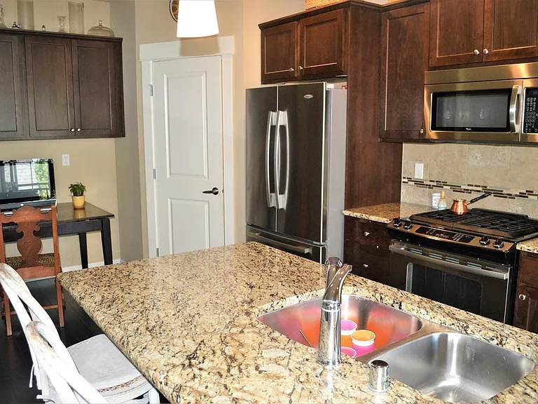 301 NE Eaton Ln — Photo 7
