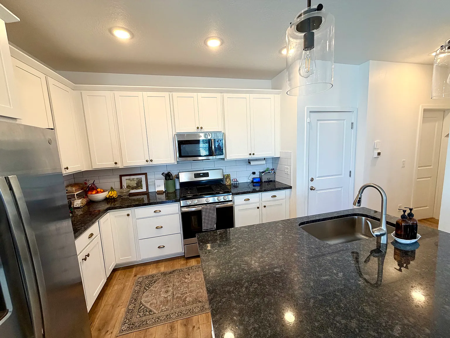 3 bed, 2.5 bath, 2350 sqft, $2,495 — Photo 4