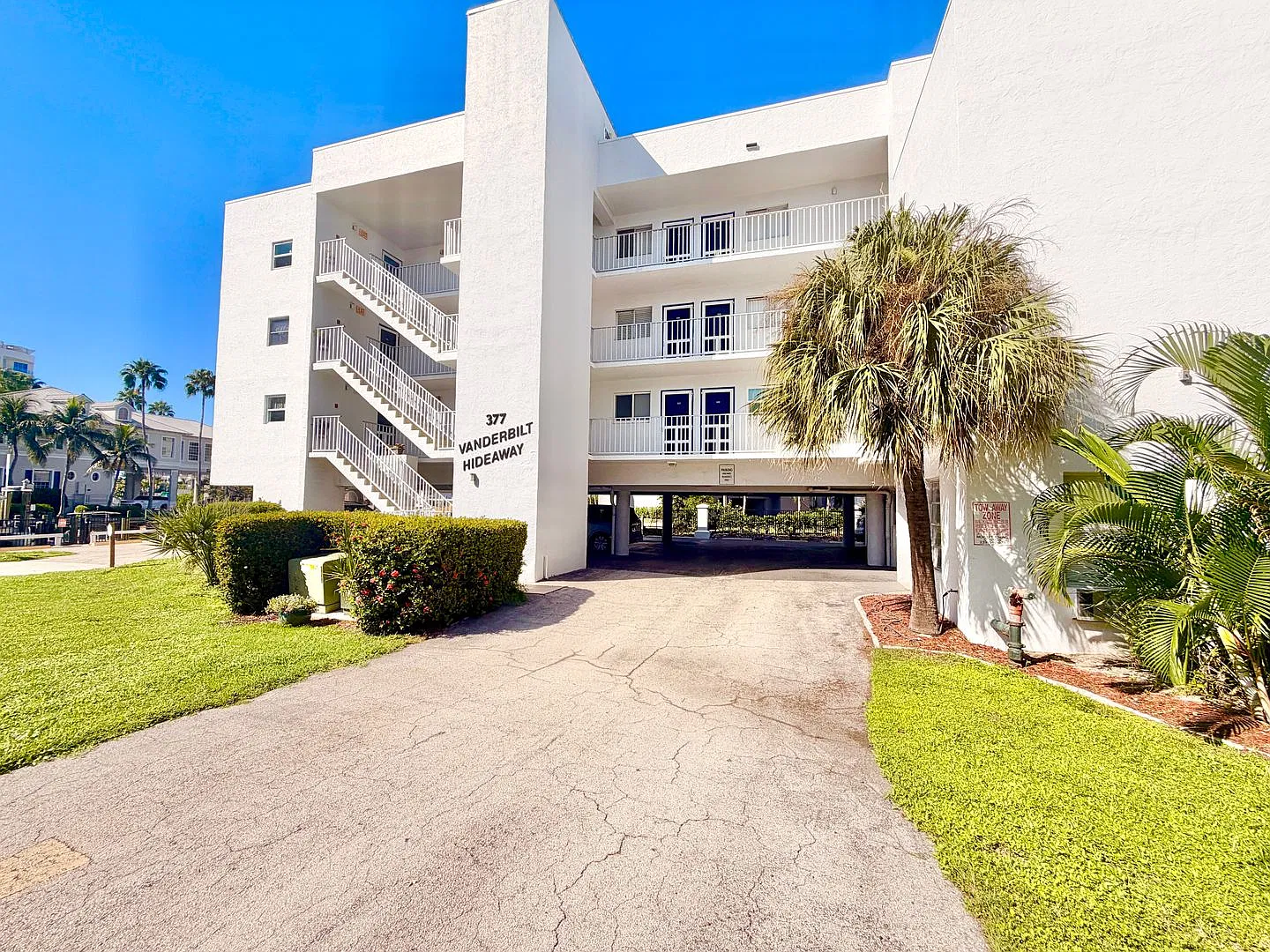 ** Vanderbilt Beach ** Studio - Walk To The Beach! - Furnished - Updated - Annual Rental — Photo 1