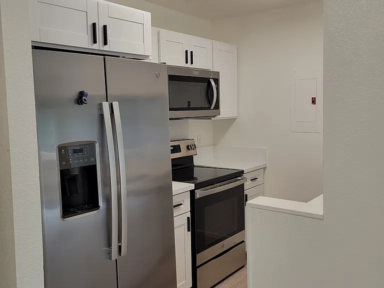 393 Mananai Pl #R — Photo 8
