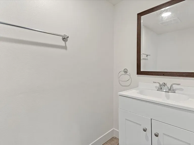 835 E 33rd St — Photo 28