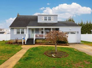 233 45th St, Lindenhurst, NY 11757