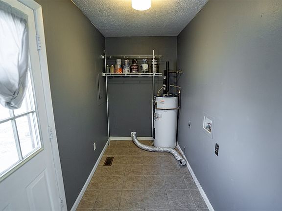 5th image of 212 Pinewood Ct