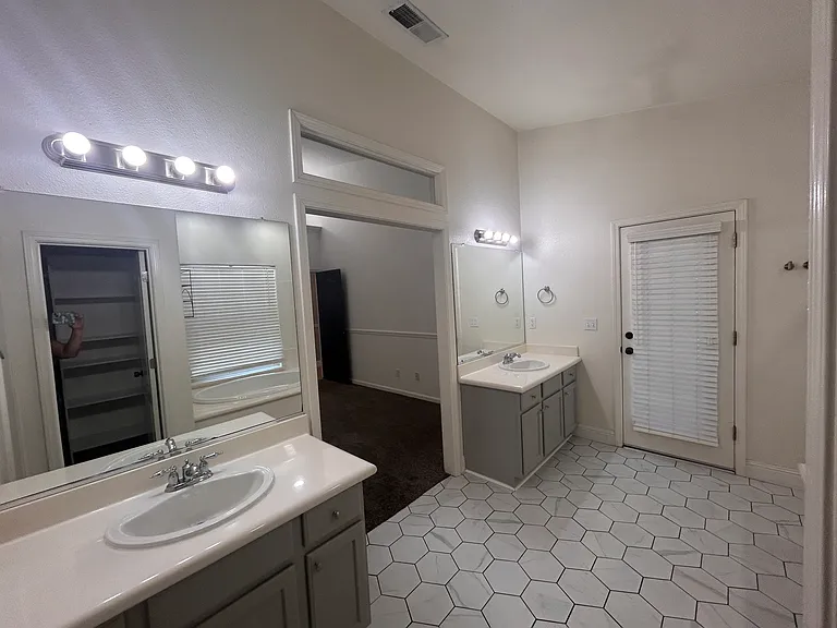 1519 W Castoro Way — Photo 14