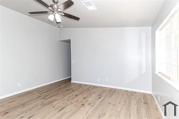 526 Stratford Ct — Photo 4