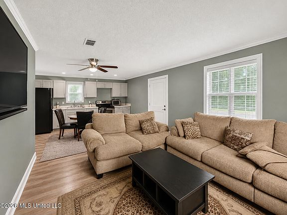 2nd image of 172 Pacific Cir
