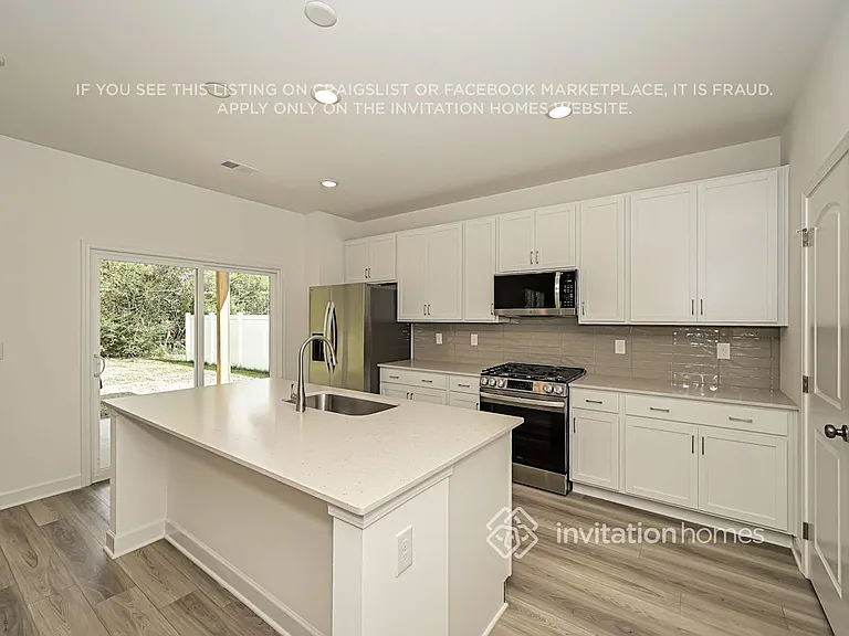 208 E Millbrook Dr — Photo 9