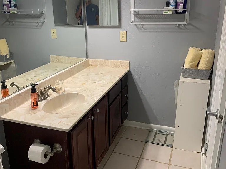 Guest Bathroom (Upstairs)