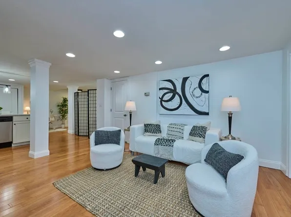 929 E Broadway #2, Boston, MA 02127