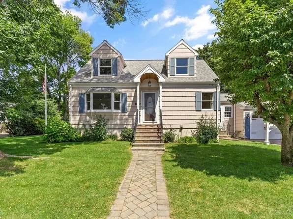 73 Kearney Dr, Lowell, MA 01852