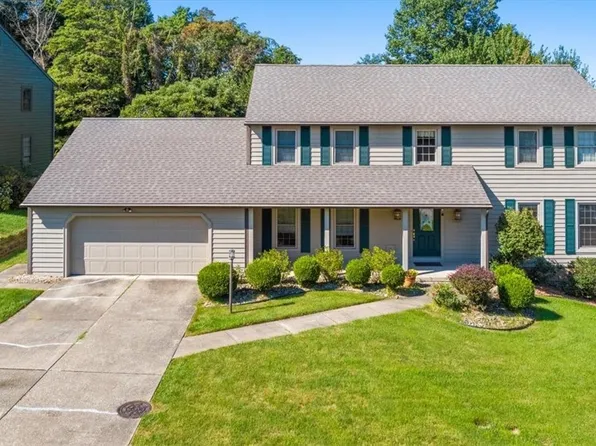 1302 Greenmont Hills Dr, Vienna, WV 26105