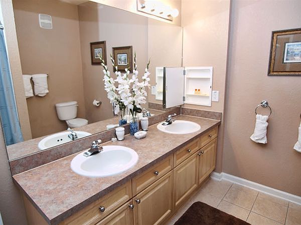 TR4C201-Bathroom-Ensuite-2
