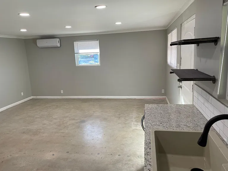 1402 E 12th St #5 — Photo 13