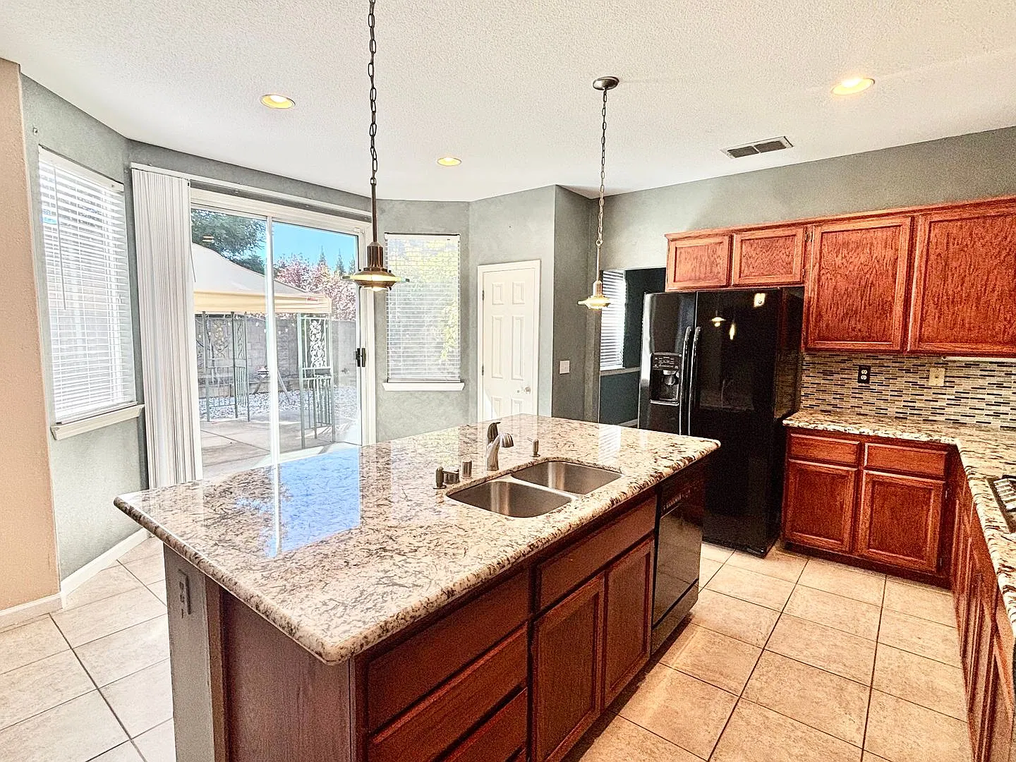 $1000 Off First Month Rent if Approved and Moved In By 10/9/26 — Photo 2