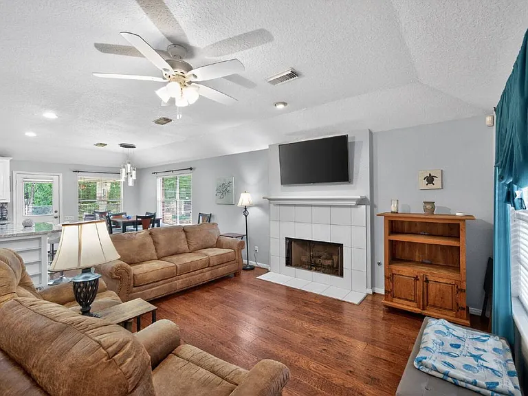1017 Pin Oak Dr — Photo 3