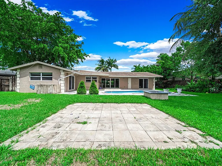 4021 Bayview Dr — Photo 36
