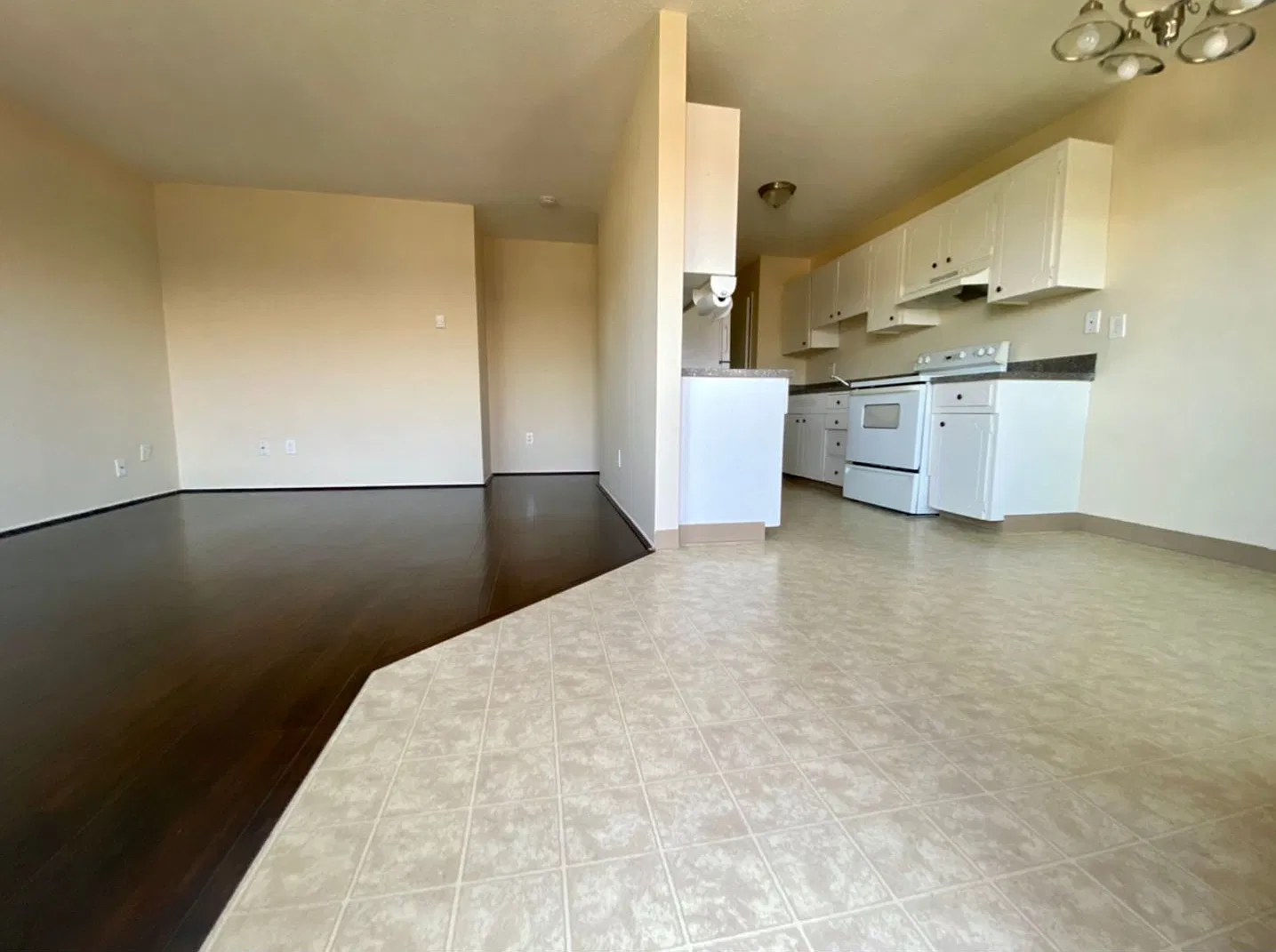Spacious Top Floor One Bedroom With Front Porch In Mt Tabor/Montivilla!- Perts OK! Off St Parking — Photo 3