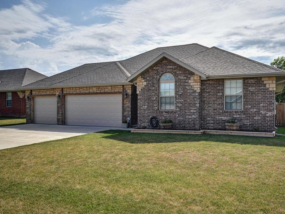 1206 Aaron Ave-3