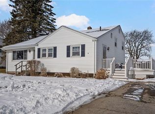 35 Squantum Dr, Middletown, RI 02842