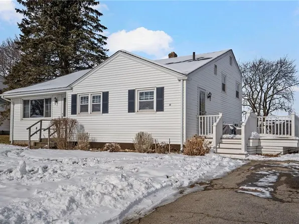 35 Squantum Dr, Middletown, RI 02842