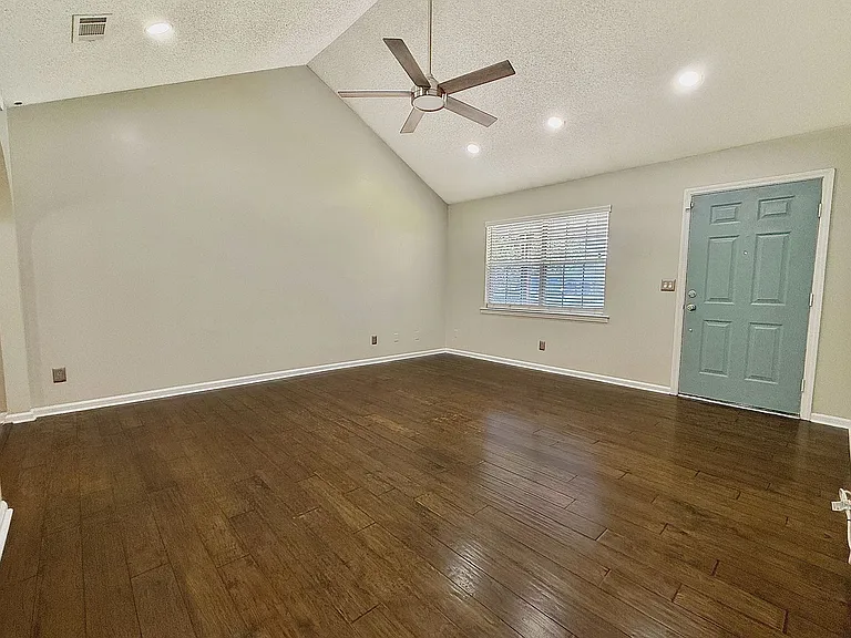 337 NE Sheila Dr — Photo 4