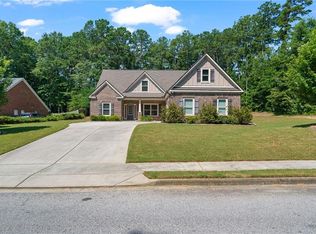 902 Edgewater Dr, Loganville, GA 30052