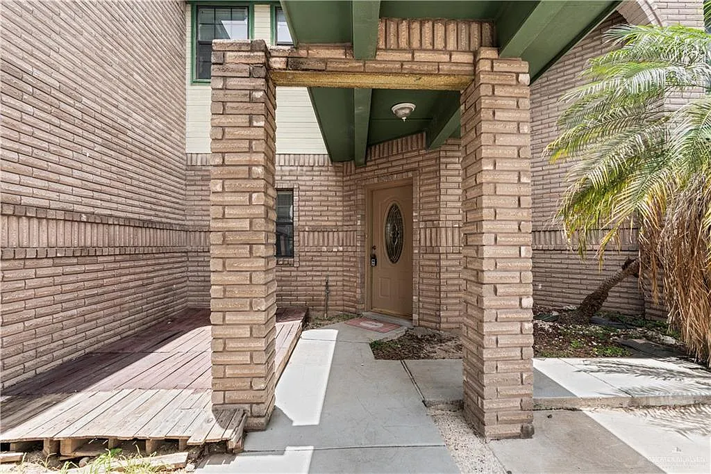2 bed, 2.5 bath, 1311 sqft, $900 — Photo 2