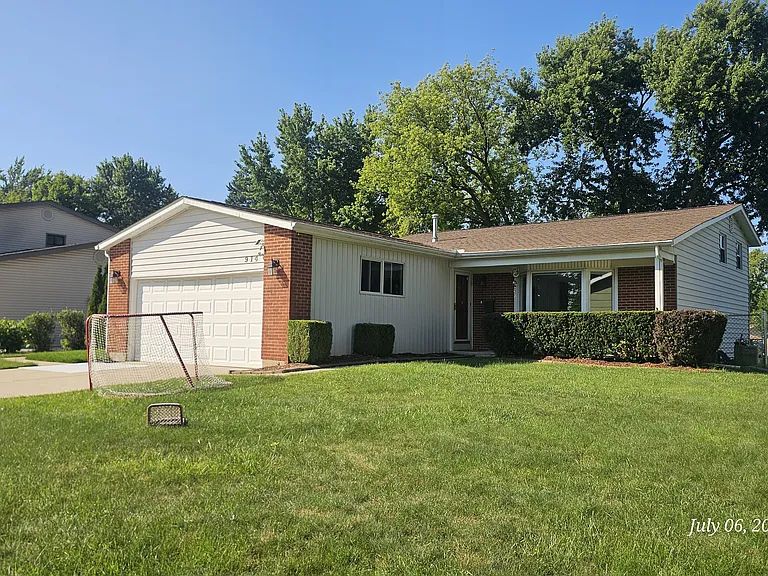 914 Bradford Ln — Photo 2