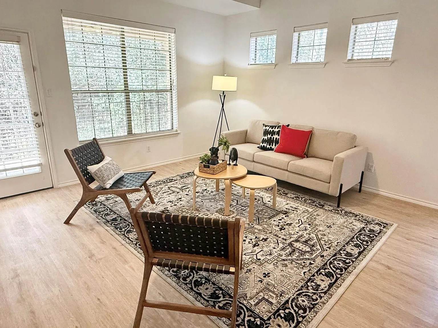 3 bed, 2.5 bath, 1687 sqft, $2,000 — Photo 3