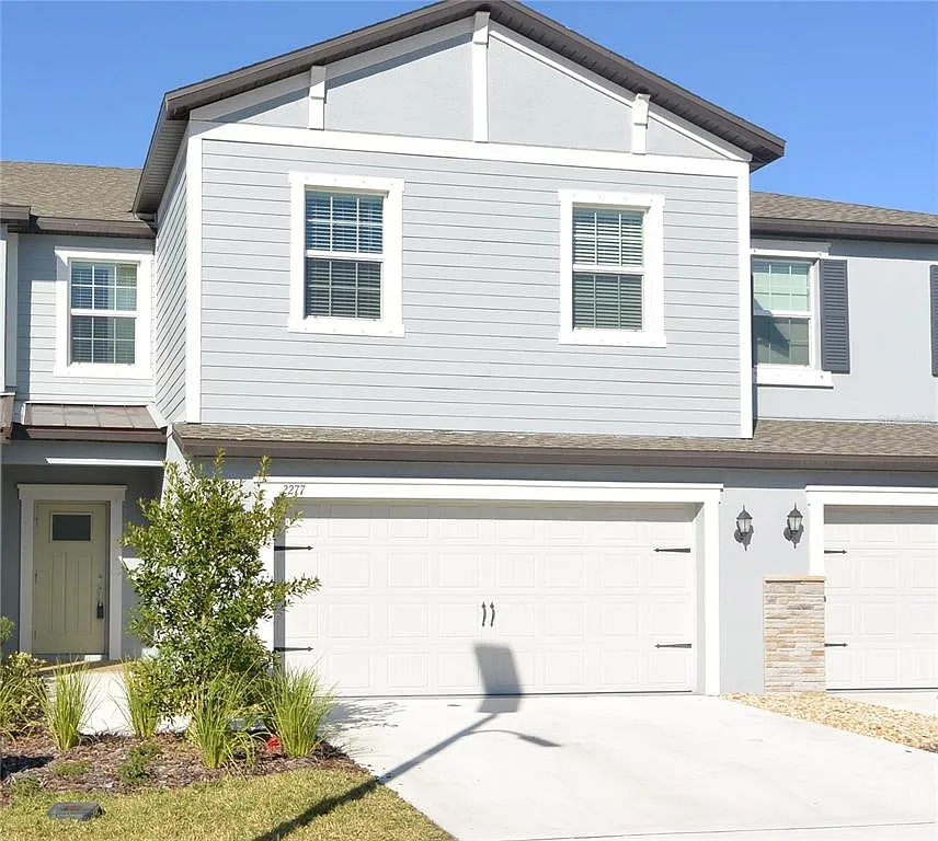 3 bed, 2.5 bath, 2319 sqft, $2,450 — Photo 2