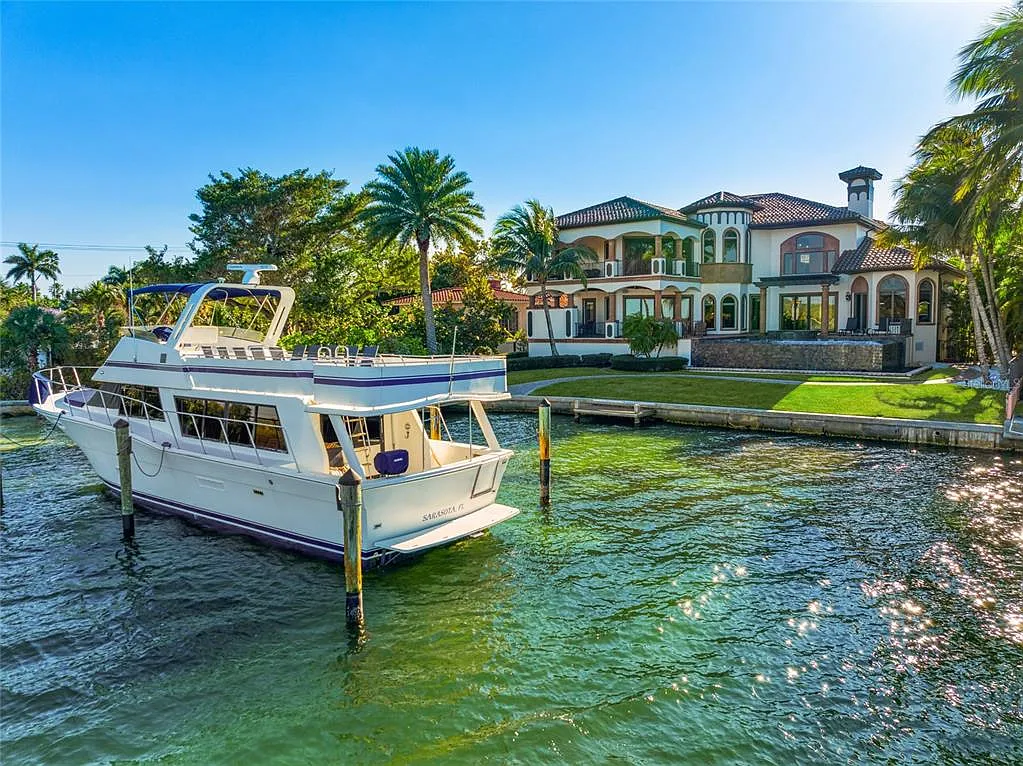 6 bed, 5.5 bath, 6341 sqft, $37,500 — Photo 3
