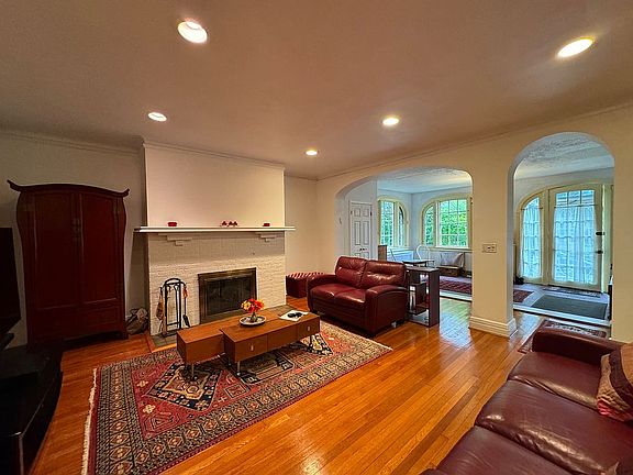 4th image of 118 Ascan Ave