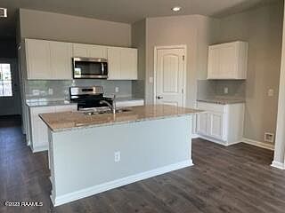 5th image of 207 Broussard Hill Dr