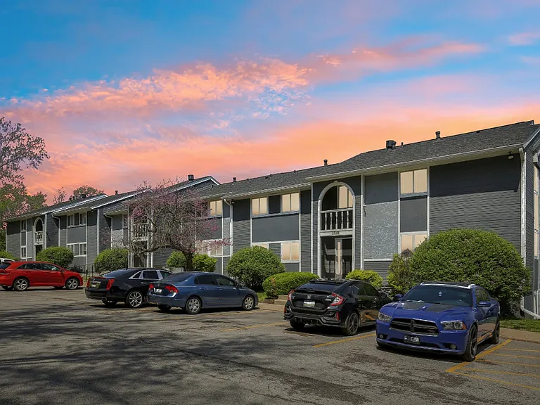 University Villa Apartments — Photo 15