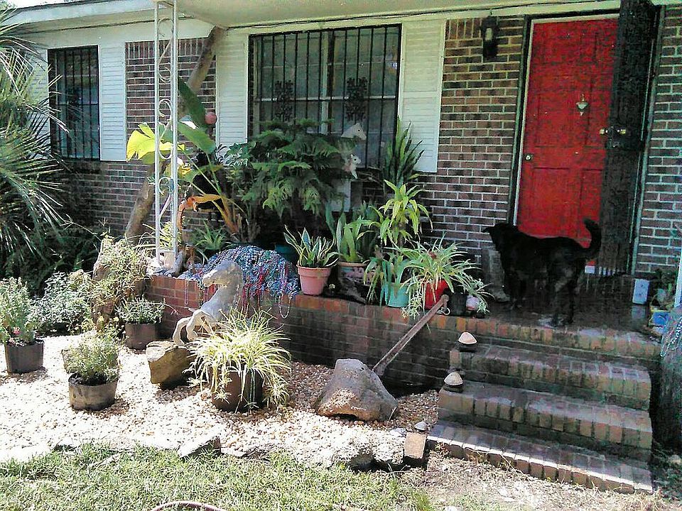 Front porch for dog n'flower