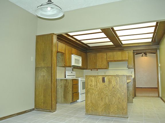5th image of 2732 Silvertree Dr