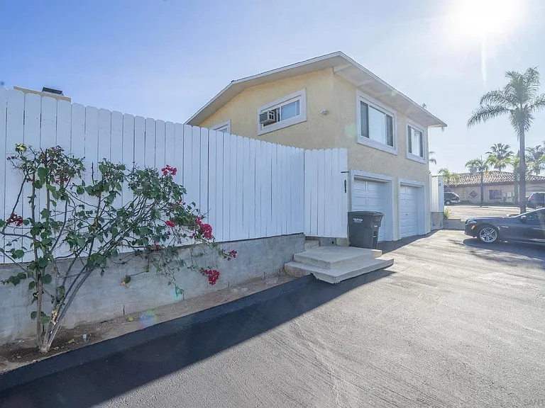 432 Civic Center Dr — Photo 1