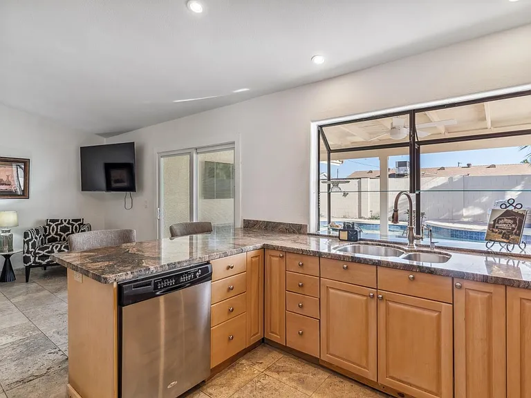 1739 N Palm Dr — Photo 7