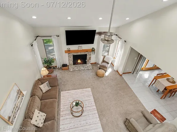 9828 Whisperwood Ln, Brighton, MI 48116