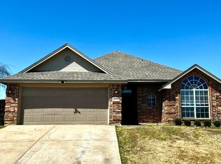 537 Meadowcrest Dr, Burleson, TX 76028
