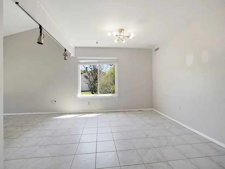 10805 Southall Dr — Photo 3